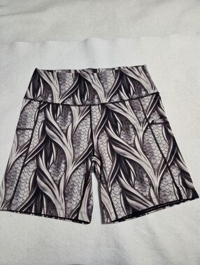 Constantly Varied Gear High-Waist Women’s Workout Shorts. Sz L